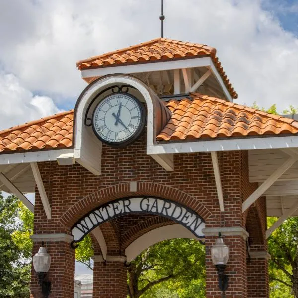Clock and streetscape in downtown Winter Garden